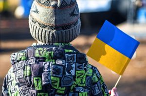 Nach wie vor fliehen viele Menschen aus der kriegsgebeutelten Ukraine. Dieses  Flüchtlingskind trägt eine Flagge seines Heimatlandes bei sich. Foto: © Michele Ursi - stock.adobe.com