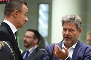 Deutschlands Wirtschaftsminister Habeck diskutiert in Brüssel mit dem ungarischen Außenminister Peter Szijjarto über den Weg Europas aus der Gaskrise. Foto: dpa/Virginia Mayo