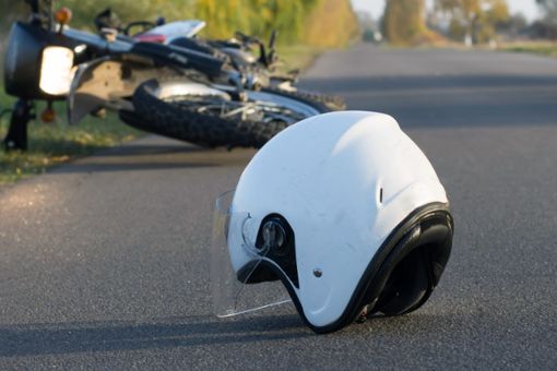 Der Motorradfahrer rutschte über die Straße und wurde dabei schwer verletzt. (Symbolfoto) Foto: osobystist/ Shutterstock