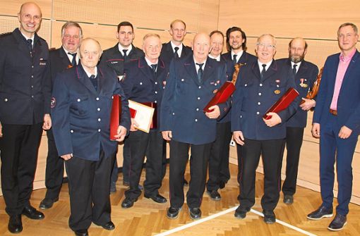 Brigachtals Gesamtkommandant Sascha Eichkorn (links) ehrte zahlreiche verdiente Feuerwehrmänner. Auch Bürgermeister Michael Schmitt (rechts) gratulierte. Foto: Schimkat