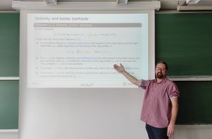 Mathe-Professor Domink Göddeke freut sich nach der  vollständigen Rückkehr zum Präsenzbetrieb an der Universität Stuttgart über volle Hörsäle. Foto: Privat