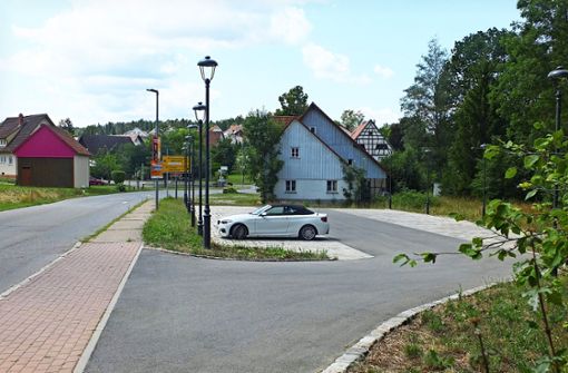 Parkplatz im Umfeld der Säge in Kappel: viel versiegelte Fläche, wenige geparkte Autos. Foto: Stefan Preuß