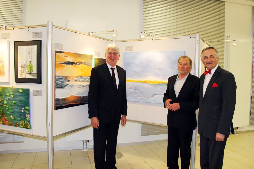 Bürgermeister Siegfried Scheffold (links), Willy Heine und Sparkassen-Chef Mathias Wangler eröffneten die 21. Ausstellung.