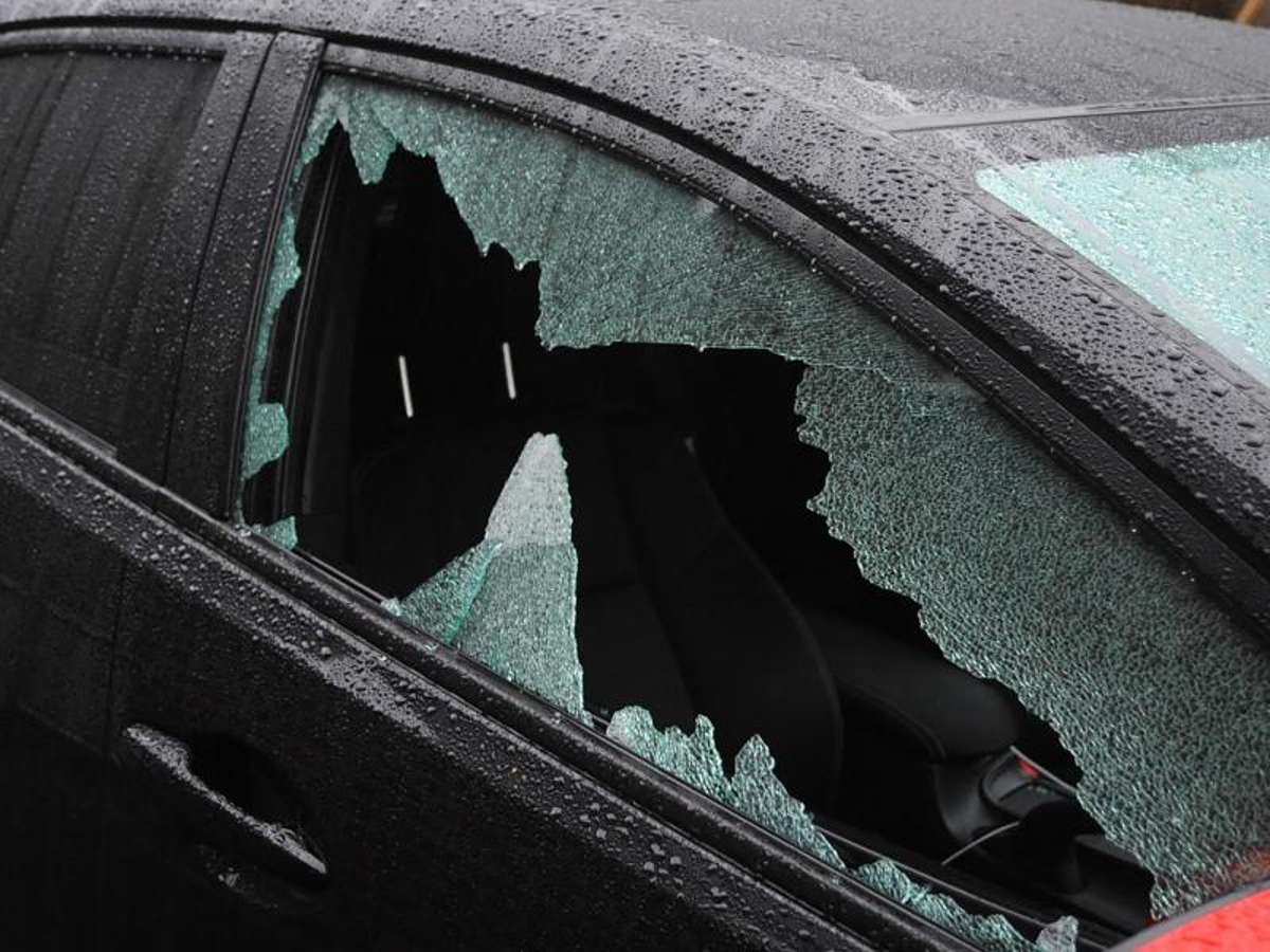 Der Dieb schlug an den Autos je eine Scheiben ein. (Symbolfoto) Foto: Theo Titz