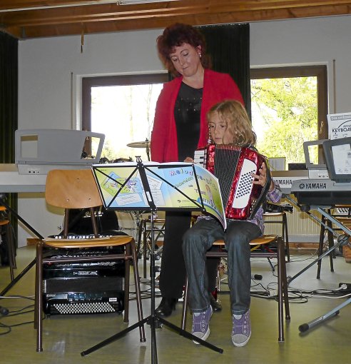 Lehrerin Irena Lang mit ihrer Schüler Leonie, die seit einem Monat Akkordeon spielt und ihren Auftritt am Vorspielnachmittag des Akkordeonorchesters hatte. Foto: Karjoth Foto: Schwarzwälder-Bote