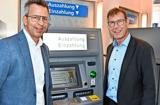 Patrick Maier (links) und Ralf Bantle setzen auf die Färbemittel, um die Geldautomaten zu schützen. Foto: Dold