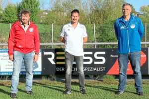 Neuer Trainer der künftigen SGM Dunningen/Seedorf wird Michael Wildermann (Mitte), den Uli Ginter (links), Vorsitzender des FC Dunningen, und Manuel Haag vom SV Seedorf begrüßten. Foto: Schleeh