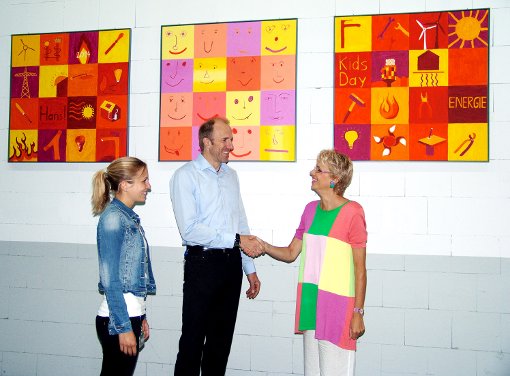 Melanie Flesch, Marc Griggel und Brigitte Landgrebe (von links)  freuen sich über die gelungene Malaktion.  Foto: Hansgrohe Foto: Schwarzwälder-Bote