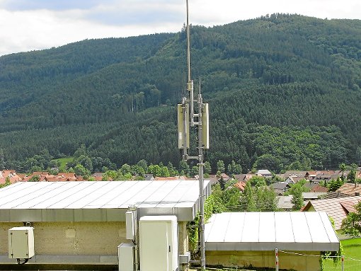 Die bestehenden Mobilfunkmasten in Hofstetten bleiben zumindest in den kommenden Jahren an ihren derzeitigen Standorten.  Foto: Störr
