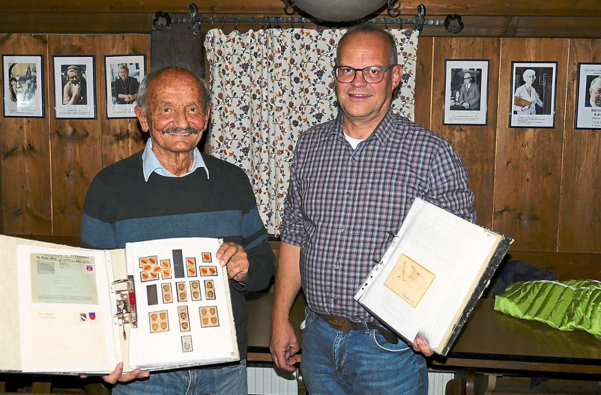 Eine hochinteressante Poststempeldokumenten-Sammlung übergibt Leo Schlageter (links) an den Vorsitzenden des Arbeitskreises Stadtgeschichte der Heimatgilde Frohsinn Vöhrenbach, Markus Schätzle.