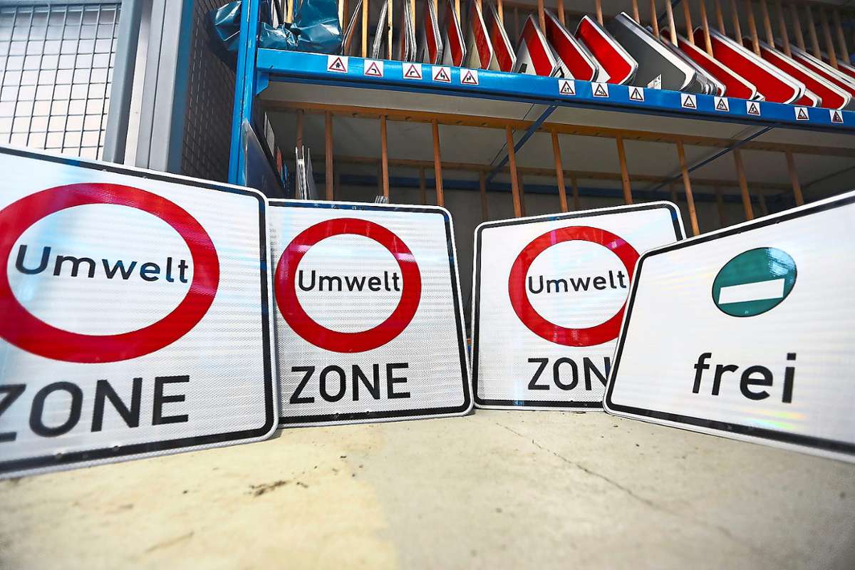 Bitte wieder einmotten: Die Schilder, die die Balinger Umweltzone ausweisen, werden demnächst abgebaut. Foto: Maier