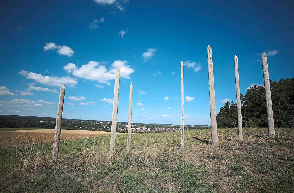 Seit mehreren Wochen fehlen auf dem Villinger Magdalenenberg drei Holzstangen. Foto: Eich