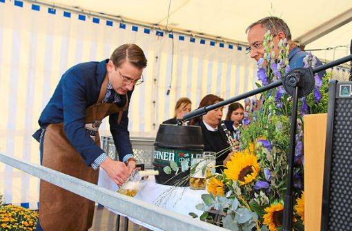 Ozapft is – Bürgermeister Davide Licht schöpft das erste Lindenbräu der 1250-Jahrfeier. Das Gratisbier reichte bis Mitternacht. Foto: Pfister