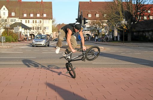 So kannten ihn viele Freudenstädter: Manuel Kaltenbach übt Kunststücke auf seinem BMX-Rad auf dem Marktplatz.  Foto: Feber