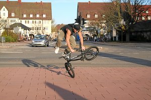 So kannten ihn viele Freudenstädter: Manuel Kaltenbach übt Kunststücke auf seinem BMX-Rad auf dem Marktplatz.  Foto: Feber