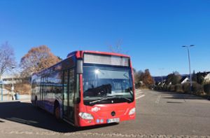 Ein Bus in Fahrt. In Bälde sollen neue Verstärkerbusse den Verkehr in Rottweil unterstützen. Foto: Ginter
