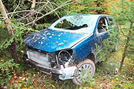 Mit diesem Auto wurden ein Hochsitz in Edelweiler sowie Wege im Staatswald stark beschädigt. Der blaue VW Polo wurde am Sonntag mitten im Wald gefunden – vom Fahrer keine Spur. Foto: Sannert