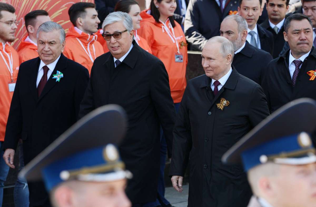 Siegesfeier zum 9. Mai in Moskau: Putin rechtfertigt Kämpfe gegen Ukraine –  und spricht von „Krieg“