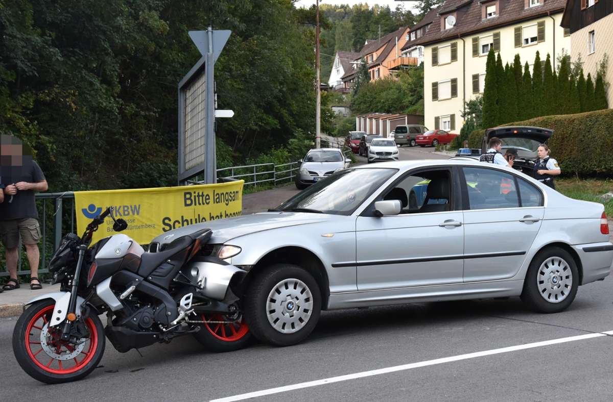 Auto steckt in Motorrad: Auf wartendes Bike in Schramberg