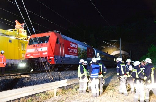 Ein IC von Hamburg nach Stuttgart steckte nach einem Kurzschluss am Montagabend bei Illingen stundenlang auf offener Strecke fest. Foto: FRIEBE|PR/ Yannik Specht