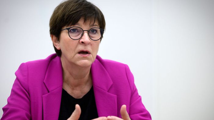 SPD-Chefin Esken für regelmäßige Prüfung eines AfD-Verbots
