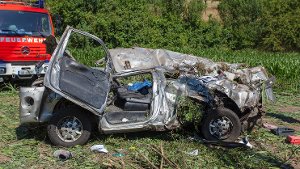 Lkw zerschmettert Auto - zwei Tote