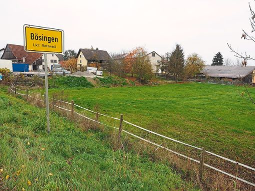 Direkt hinter dem Ortseingangsschild Bösingen: Hier könnte 2022 ein Discounter eine Filiale bauen.  Foto: Hölsch