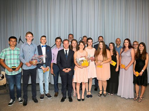 Zahlreiche Absolventen  des Bildungszentrums erhielten Preise  für gute Leistungen oder besonderes Engagement. Foto: Priestersbach Foto: Schwarzwälder Bote