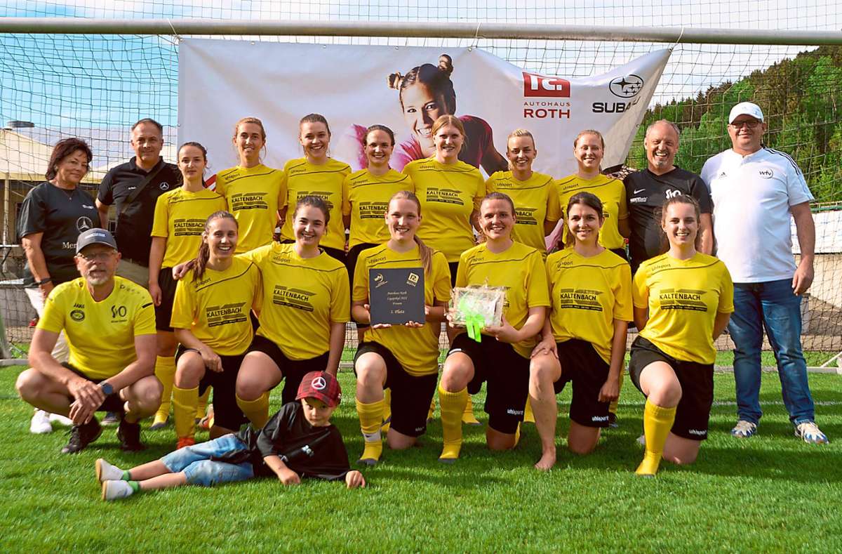 Der SV Oberiflingen hat sich den Liga-Pokal-Titel im Finale in Glatten gegen die SG Glatten-Hopfau II geholt. Initiiert wurde der Pokal vom Helmut Späth (rechts). Foto: Straub