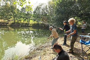 Die Jugendgruppe der Anglergesellschaft Villingen  hofft auf einen guten Fang.  Foto: Anglergesellschaft Foto: Schwarzwälder-Bote