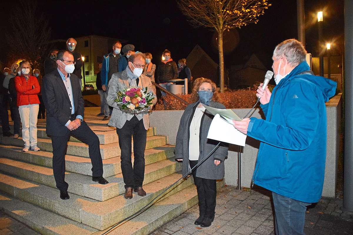 Amtsverweser Alfons Kühlwein (rechts) verkündet das Wahlergebnis. Der stellvertretende Bürgermeister Wolfgang Wochner hält einen Blumenstrauß parat.