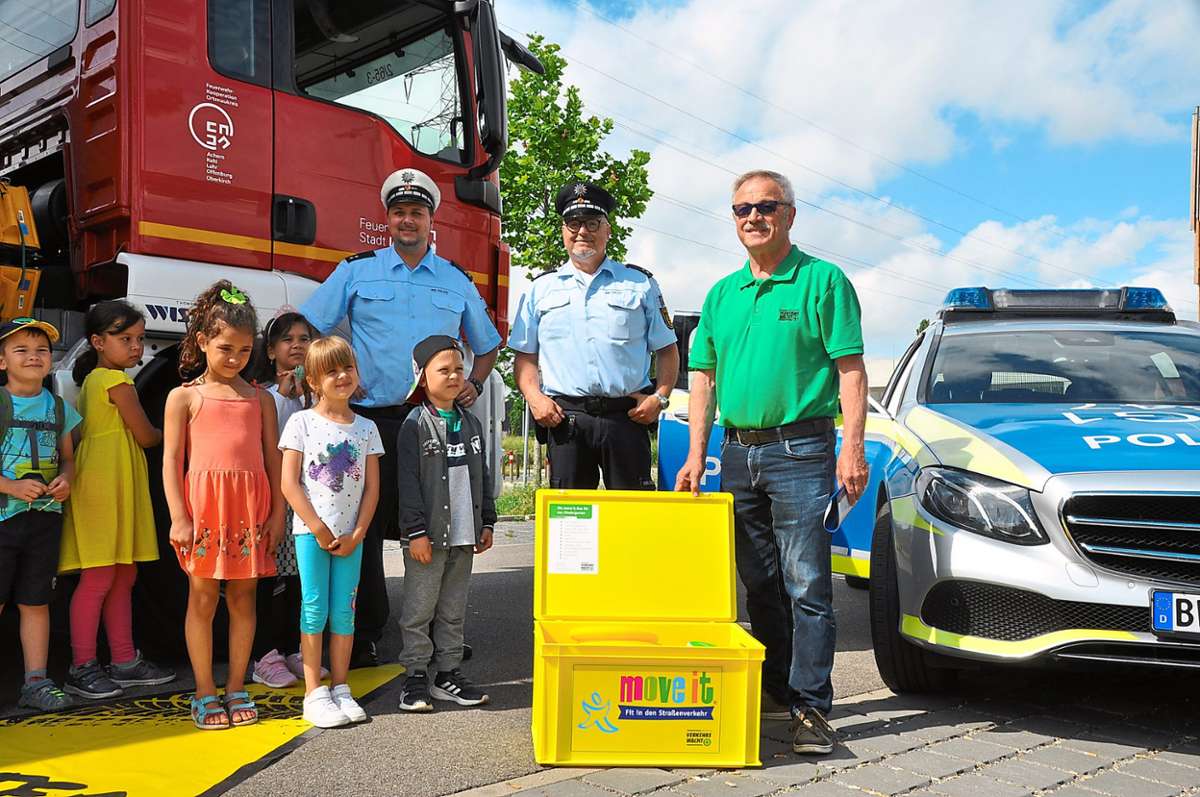 Die Kinder freuten sich über die Erklärungen von (hinten, von links) Mathias Reitter ubd Martin Braun sowie auf die Spendenbox, die Kurth Reith von der Verkehrswacht mitgebracht hatte. Foto: Merz