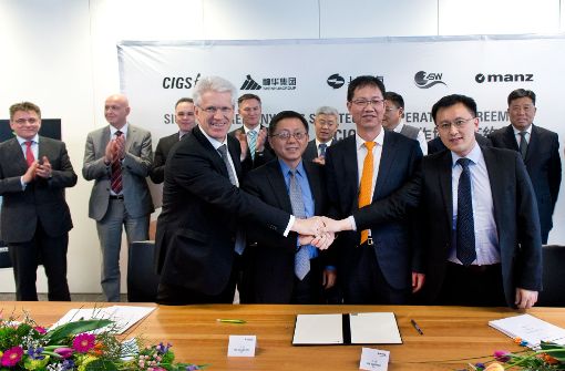 Der Solar-Deal ist perfekt: Dieter Manz (vorne links im Bild) nach der Vertragsunterzeichnung mit Vertretern von Shanghai Electric und Shenhua. Foto: Manz AG