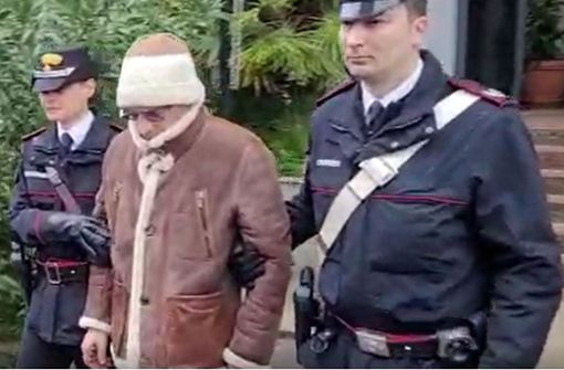 Das Standbild aus einem Polizeivideo zeigt Matteo Messina Denaro (Mi.), Chef der sizilianischen Cosa Nostra, nach seiner Festnahme am 16. Januar 2023 in Begleitung von Polizisten. Foto: Comando Generale Carabinieri/dpa