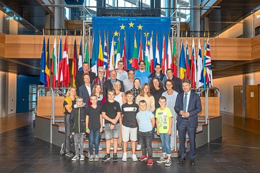 Die Besuchsteilnehmer der  Aktiven Bürger und ihre Familien zusammen mit CDU-MdEP-Andreas Schwab (rechts) im Europaparlament in Straßburg Foto: Kienzler Foto: Schwarzwälder Bote