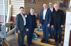 Hermann Acker (von links), Rigo Züfle, Thorsten Bühl, Michael Lübke und  Lothar Kopf unterhalten sich über die Mafell AG. Foto: Heimburger