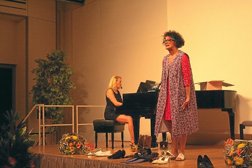Als Putzfrau verkleidet, verspricht Barbara Mauch den Zuhörern, den Saal zu säubern, begleitet am Klavier von Petra Schatz. Foto: Adrian Foto: Schwarzwälder-Bote