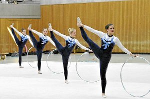 Hoch das Bein: eine starke Vorstellung boten die Truchtelfinger Gymnastinnen, die zum Deutschland-Cup fahren.  Foto: Klär Foto: Schwarzwälder-Bote