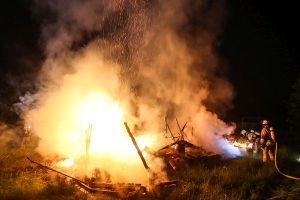Meterhoch schlagen die Flammen aus einem Gartenhaus an der Dauchinger Straße in Schwenningen. Es war dieses Jahr bereits der dritte Gartenhausbrand in der Gegend. Foto: Marc Eich