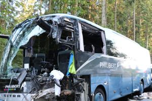 Bei einem schweren Busunfall bei Loßburg sind am Montag zehn Menschen verletzt worden, ein 59-Jähriger kam ums Leben. Foto: Feuerwehr