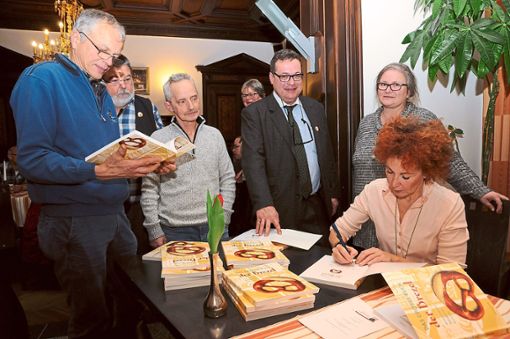 Hansel und Elfer lassen sich das Brezel-Buch signieren.  Fotos: Ziechaus Foto: Schwarzwälder Bote