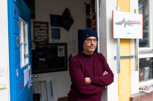 Andreas Reimann, Geschäftsführer von Radio Dreyeckland, steht im Eingangsbereich der Redaktion des Radiosenders. Foto: dpa/Philipp von Ditfurth
