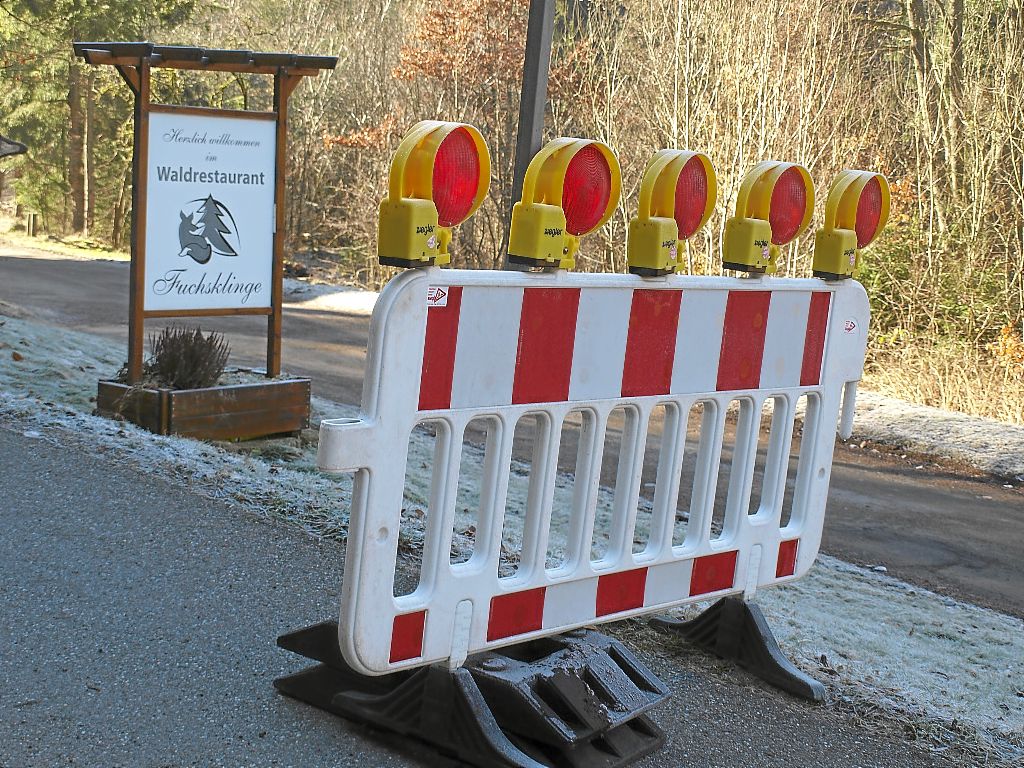 Die Straße zwischen Hirsau und Althengstett ist ab der Fuchsklinge aus Sicherheitsgründen gesperrt.  Foto: Hölle Foto: Schwarzwälder-Bote