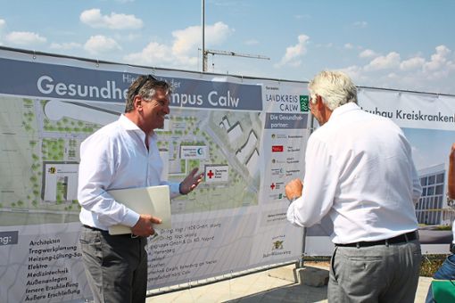 Landrat Helmut Riegger (rechts) erklärt  Minister Manfred Lucha (links) das Konzept des Gesundheitscampus Calw.Foto: Biermayer Foto: Schwarzwälder Bote