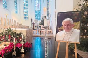 Auch im Rottenburger Dom wird an den verstorbenen emeritierten Papst Benedikt XVI. mit einem Foto gedacht. Foto: Baum