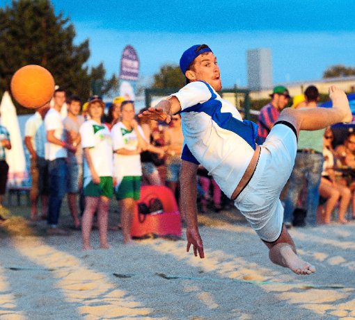 Beim Beachhandballturnier in Altenheim stehen Sport und Spaß gleichermaßen im Vordergrund.  Foto: Wendling Foto: Schwarzwälder-Bote