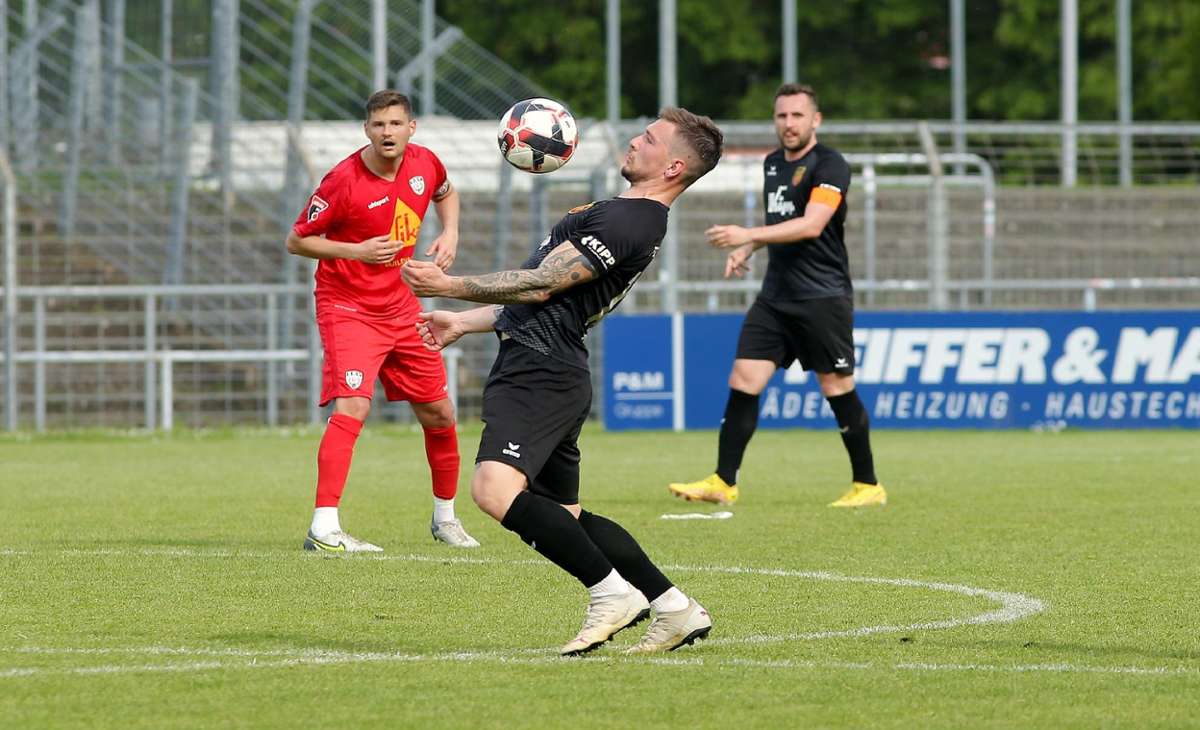 Fabio Pfeifhofer und der FC Holzhausen schnappten sich in Reutlingen einen Punkt. Foto: Eibner-Pressefoto/Sebastian Baur