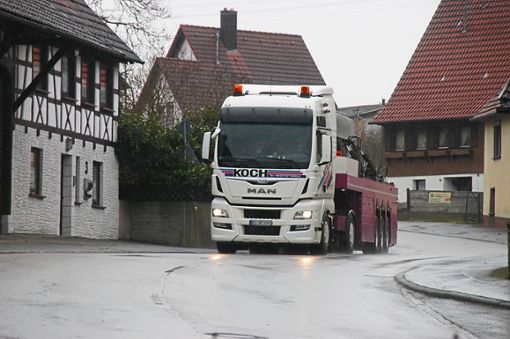 Zahlreiche Lastwagen, auch aus Dotternhausen und Dormettingen, passieren Isingen. Foto: Hertle Foto: Schwarzwälder Bote