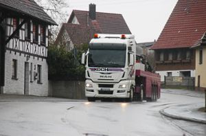 Zahlreiche Lastwagen, auch aus Dotternhausen und Dormettingen, passieren Isingen. Foto: Hertle Foto: Schwarzwälder Bote