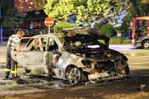 Nur noch Schrott: Die Feuerwehr konnte das Auto nicht mehr retten, es brannte auf dem Parkplatz des Mietersheimer Fachmarktzentrums komplett aus. Foto: Eduard Viderspan/Einsatz-Report 24